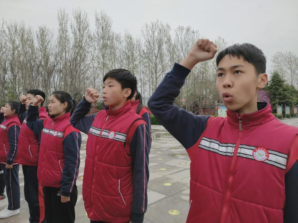 商丘市新城实验小学开展"缅怀革命先烈 弘扬民族精神"