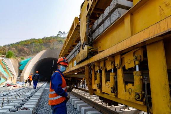 玉磨铁路正线铺轨已到宁洱!预计2021年12月实现通车