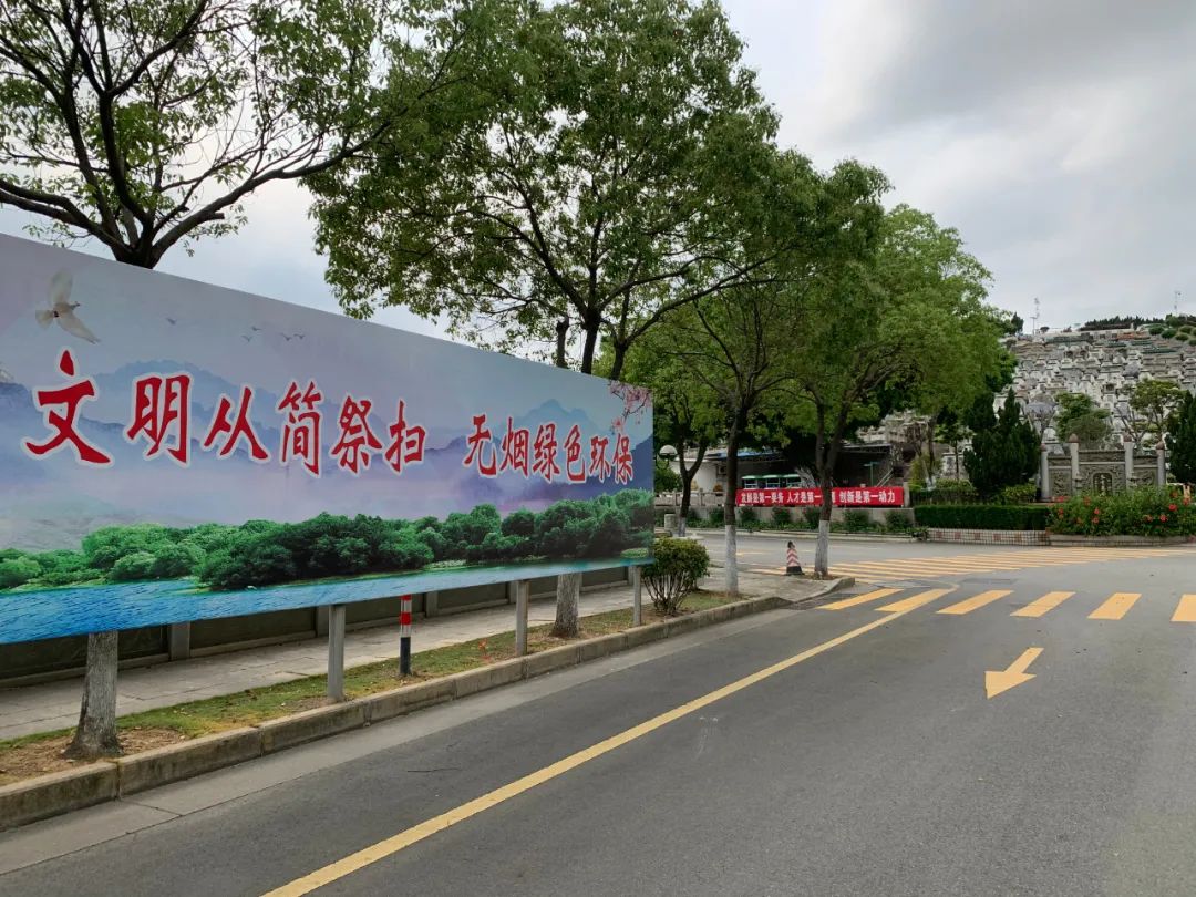 的宣传标语, led显示屏上滚动播放着倡议书的内容, 倡导市民文明祭祀