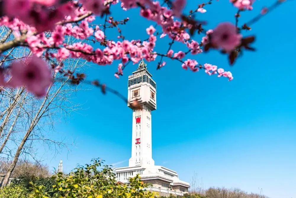 (阳光下的工业大学校门) 四年,1460天,35040个小时 你最中意南工大