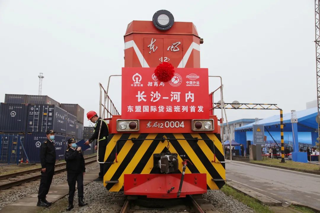 广州铁路 东盟国际货运班列,满载着41车 钢材,化工产品,玻璃器皿等