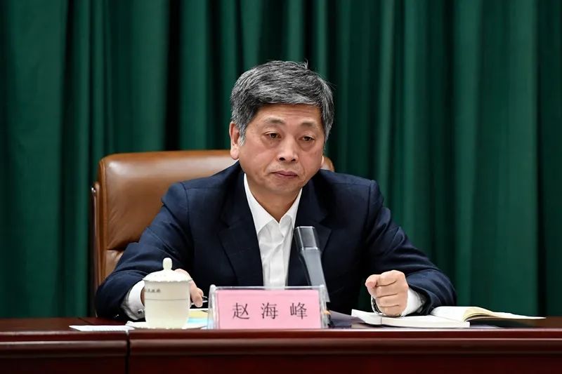 省应急管理厅厅长李中新,省消防救援总队政委侯建德及总队机关全体