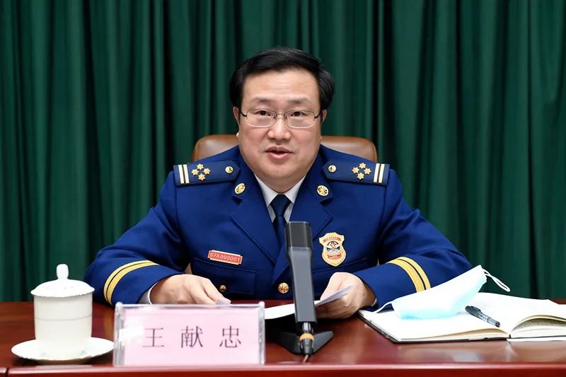 省应急管理厅厅长李中新,省消防救援总队政委侯建德及总队机关全体