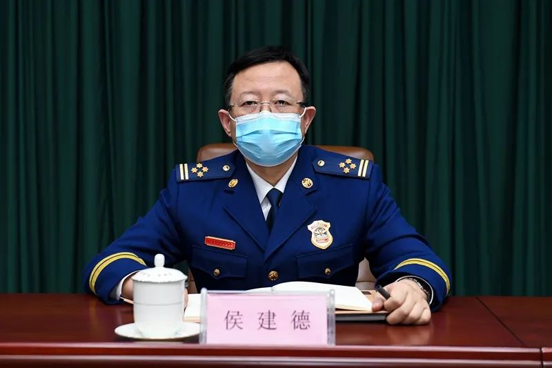 省应急管理厅厅长李中新,省消防救援总队政委侯建德及总队机关全体