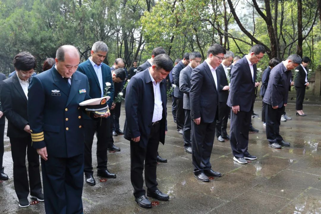 临近10时,沈志江,胡华良,姚汉松,郭浩良,潘超英等市四套班子全体成员