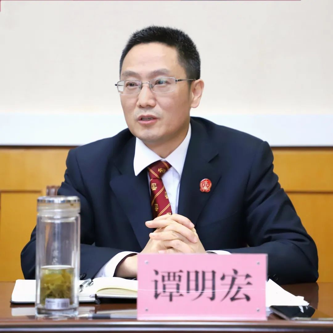 党组成员,副院长谭明宏汇报人民法庭建设和前阶段工作情况.