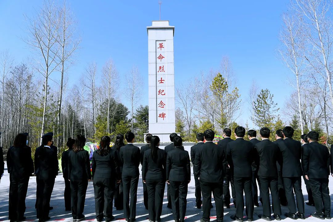 清明祭英烈丰碑励前行白河林区基层法院开展清明祭奠活动