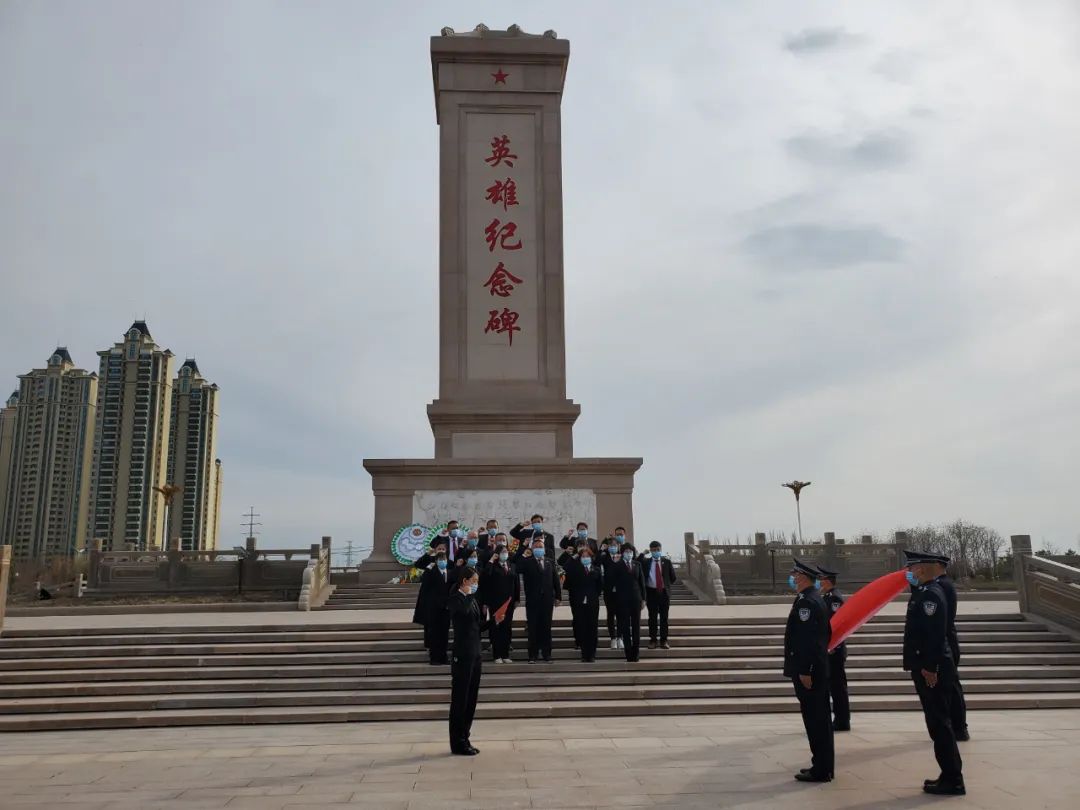 20余名党员干警怀着无比崇敬的心情,迈着坚定的步伐来到英雄纪念碑前