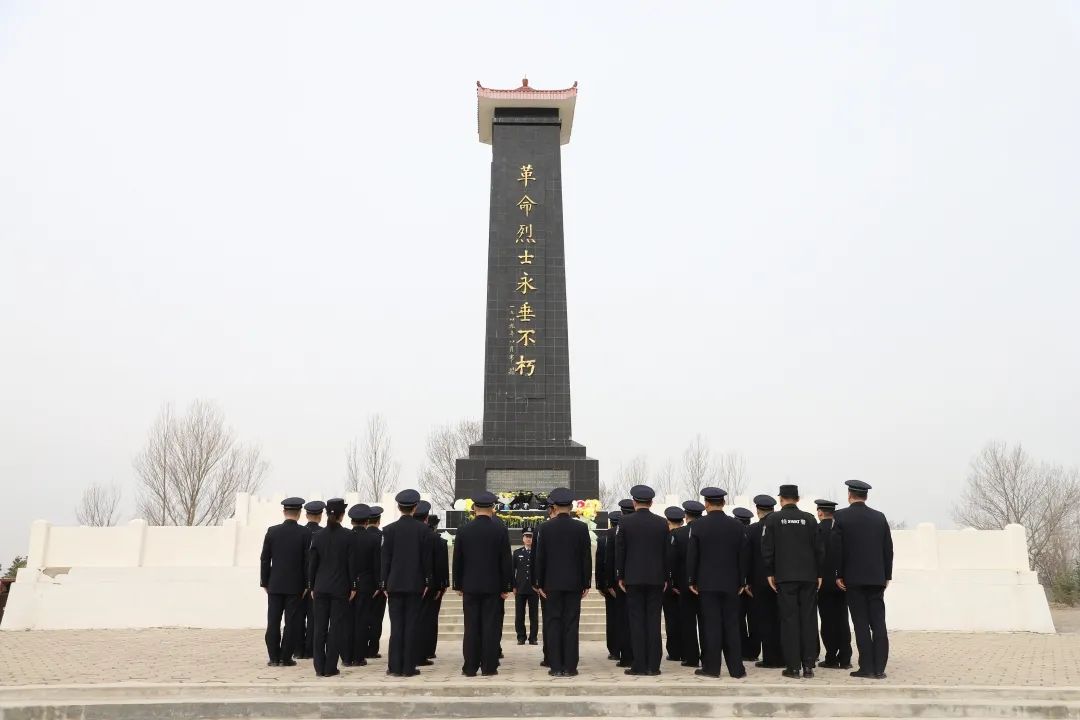 革命烈士,继承光荣传统,4月1日,突泉县公安局组织公安民警到烈士陵园