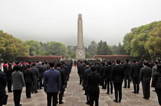 弘扬英烈精神 ,传承红色基因!我市举行祭扫革命烈士陵园活动