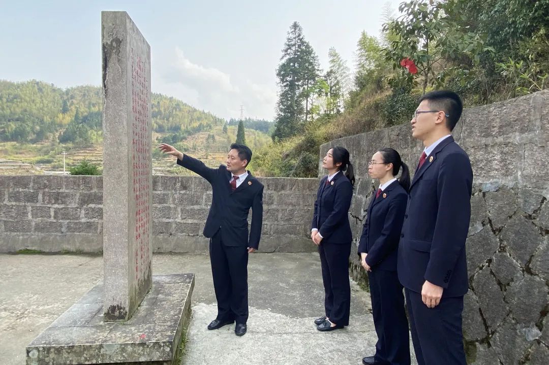 清明节前夕,屏南县人民检察院干警再次来到岭下乡上楼村"革命烈士之