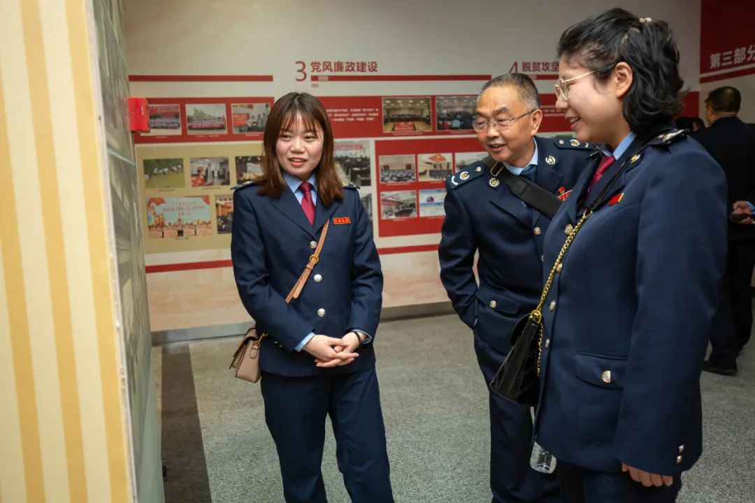 李亚平:今天,我们来看了巴中市税务的历史沿革,从解放初期到今天,经历