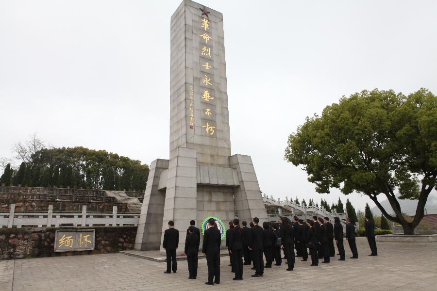 惠山法院开展烈士陵园祭扫活动