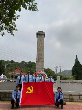 重温红色历史02向烈士默哀在凤山革命烈士纪念碑,参加祭扫的干警们成