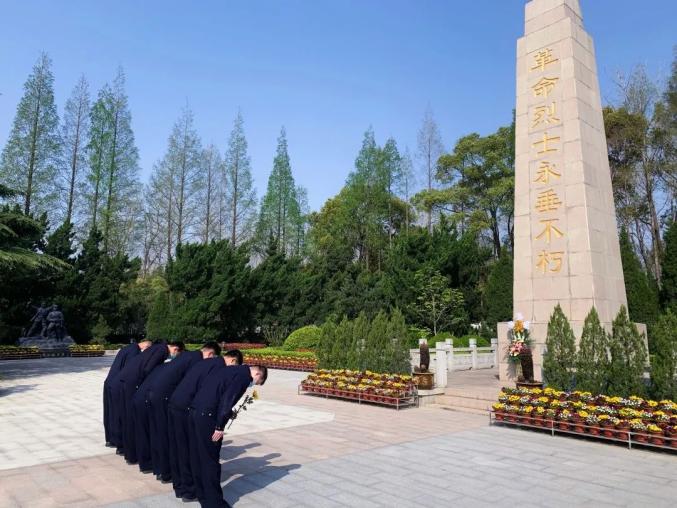 老西门派出所团支部组织青年民警前往三林烈士陵园,瞻仰了革命烈士