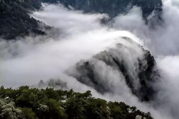 令人倍感神秘时而临风飞去缥缈迷茫时而铺天盖地此时的庐山烟雨朦胧