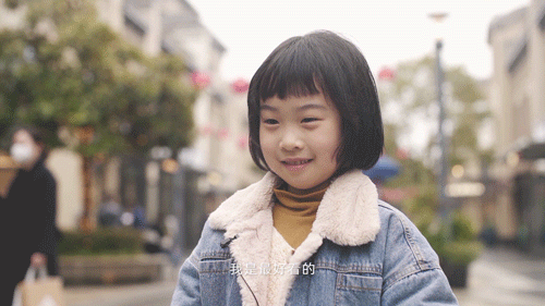 有尽管觉得自己全世界最美,但还是希望门牙变平点的可爱小女孩;有在被