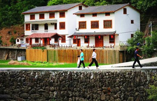 走进沙沟村,一幅优美的田园山水画便映入眼帘.