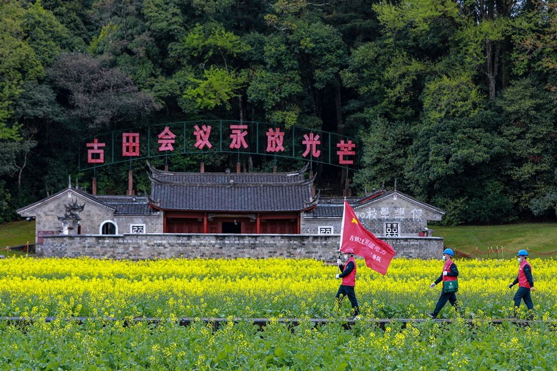 图为龙岩供电公司"古田之光"共产党员服务队在古田会议旧址前保供电