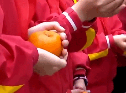 前来祭奠的孩子们 在陈祥榕烈士遗像前 摆上了他生前爱吃的橘子.