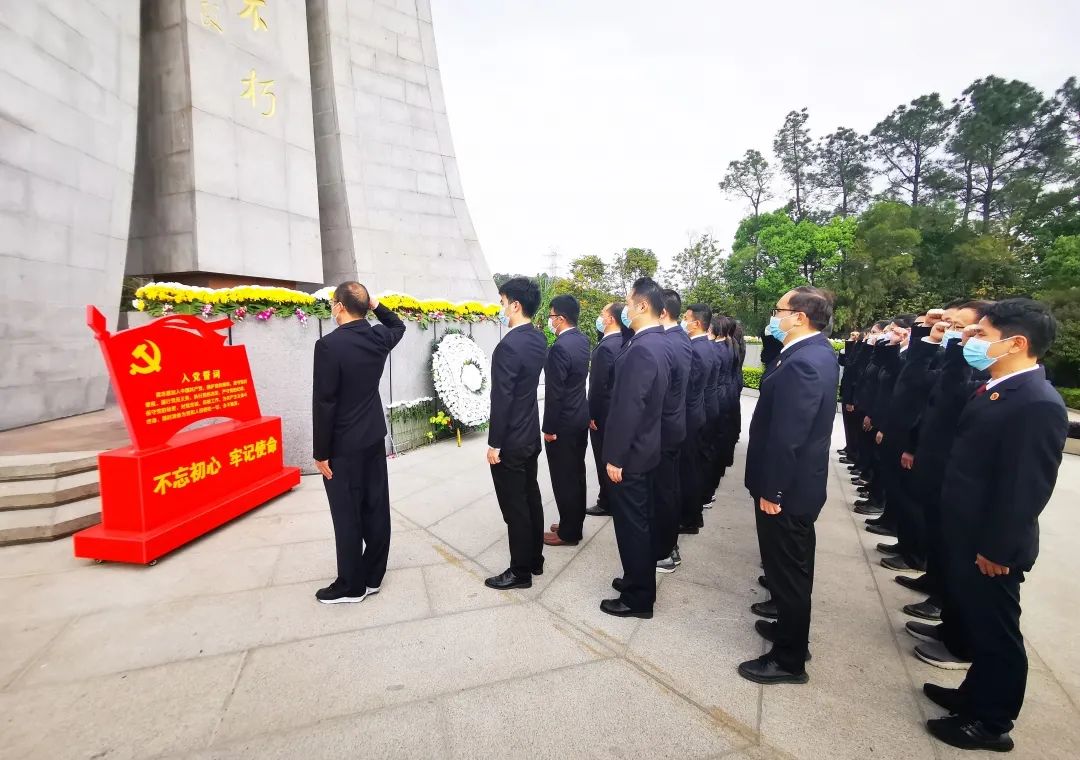 党史学习教育福建省检察院组织机关干警赴烈士陵园开展学党史忆英烈