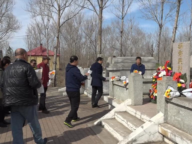 近日,我县革命烈士胡秀民后代一行20余人前往东山烈士陵园,为亲人扫墓