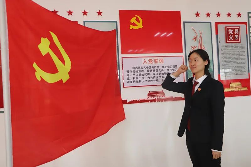 近日,和田地区中级人民法院第一党支部开展"我对党旗说句话"主题党日