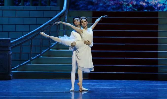 玛雅和二姐罗娜,竟由两个纯爷们,兰州芭蕾舞团男演员韩磊和姜涛饰演