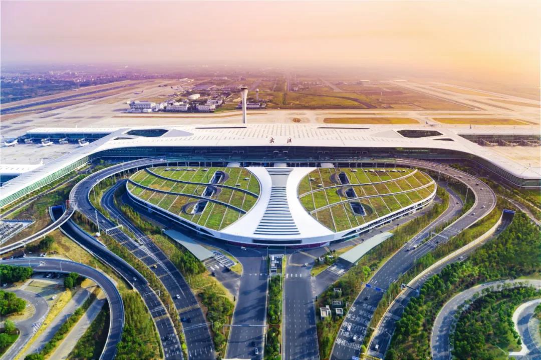 武汉天河国际机场陆续新开了12条国际及地区定期货运航线.