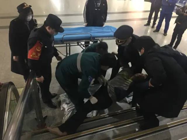 旅客火车站晕倒昏迷 年轻客运员人工呼吸急救