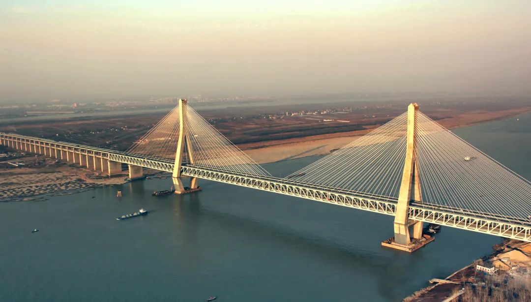 世界,你好!我们是湖北的长江大桥