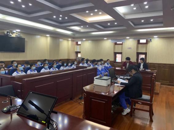 学生化身"大法官" 模拟法庭变课堂