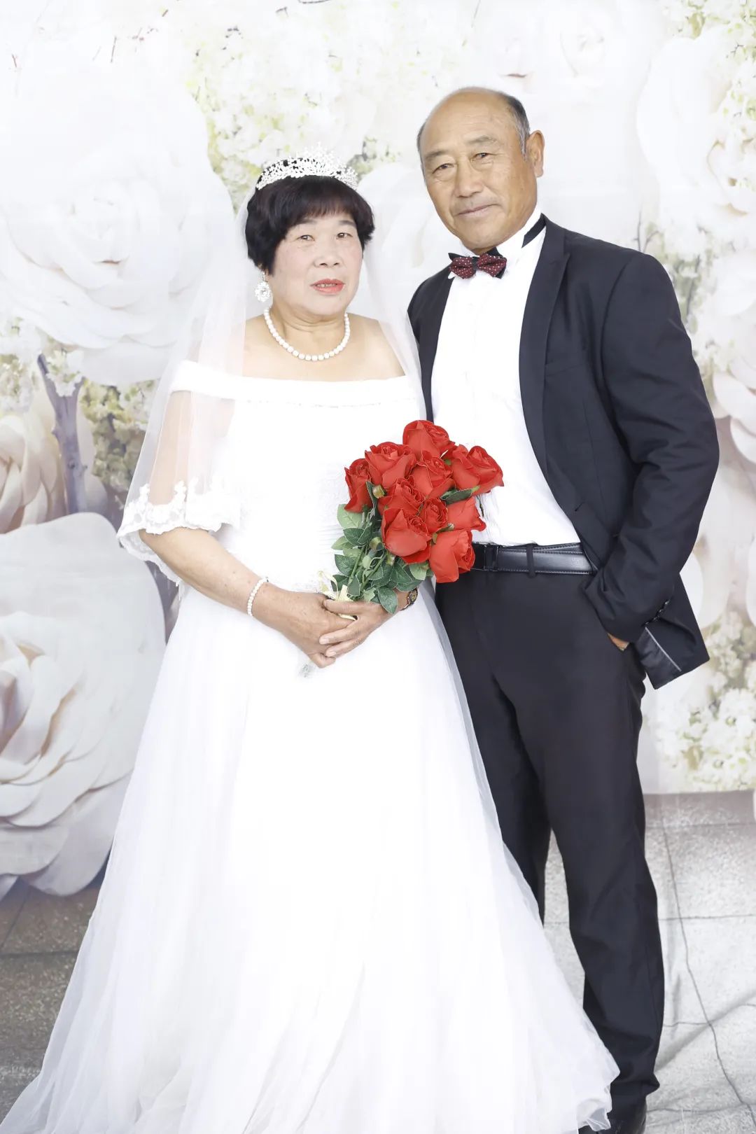 当日,杨道春就取到了这次拍摄的婚纱照,立即发到了自己的家庭微信群中