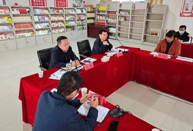 工作组在思源村进行项目汇报7日下午,工作组抵达温宿县思源村,对村庄
