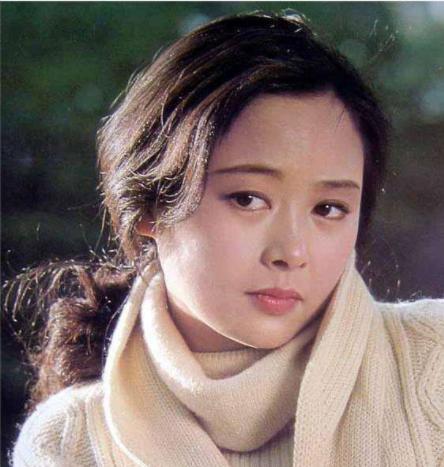 汪嘉伟一直以为是张瑜,到最后真相大白,可见年轻漂亮的张瑜很受欢迎.