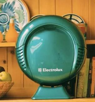 机器人是由瑞典的家电巨头electrolux在1996年制造的,名字叫"三叶虫"