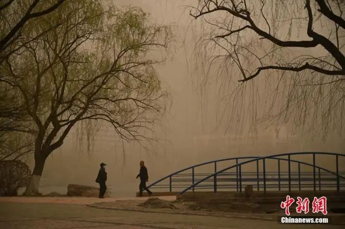 天津沙尘正在继续向东南推进黄沙漫天下起"泥雨"还出现了雷鸣北京怀柔