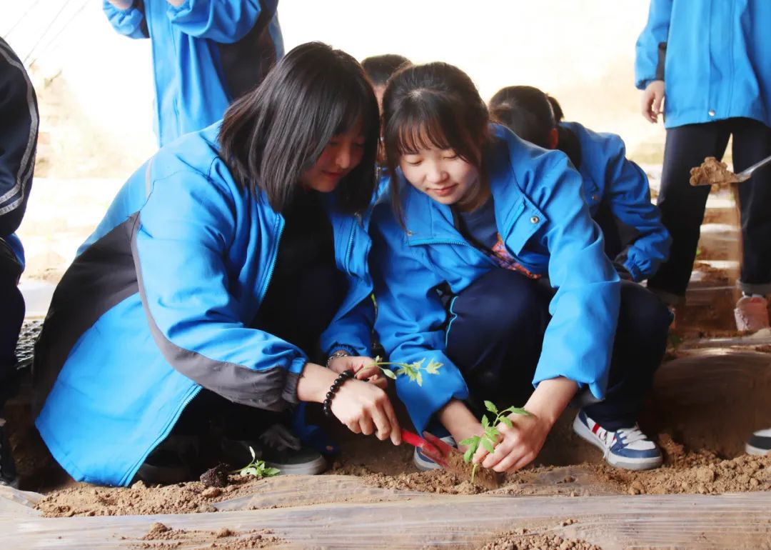 "内蒙古航天学校五年级张佳慧同学高兴地对记者说.