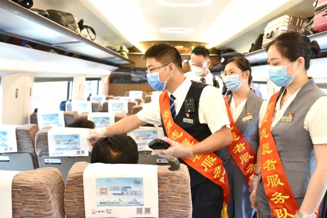 我是本次列车列车长李振,我代表乘务组热烈欢迎您乘车!