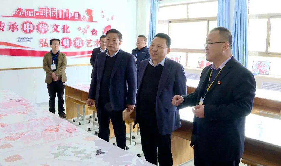 陈维山调研全县教育工作