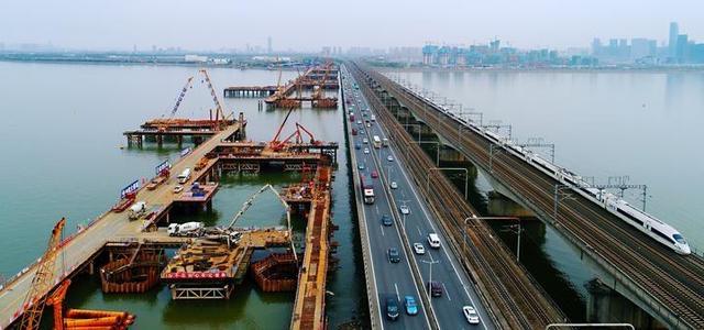这座紧邻钱江二桥的新大桥就是钱塘江新建大桥,是沪杭甬高速公路杭州