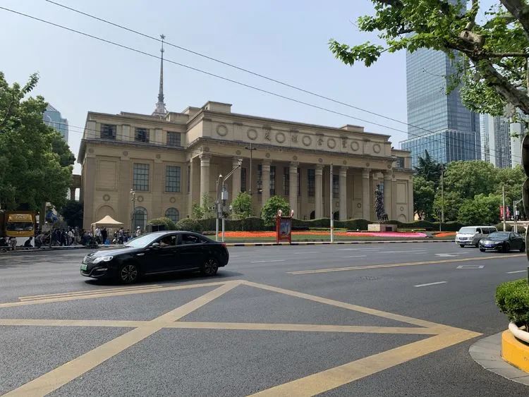 对面就是著名的上海展览馆.以前叫中苏友好大厦.