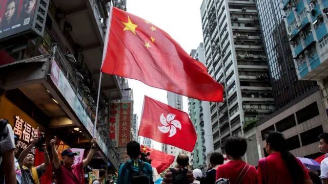 "这样的架构,使香港各界广泛,均衡的政治参与得到更好保障.