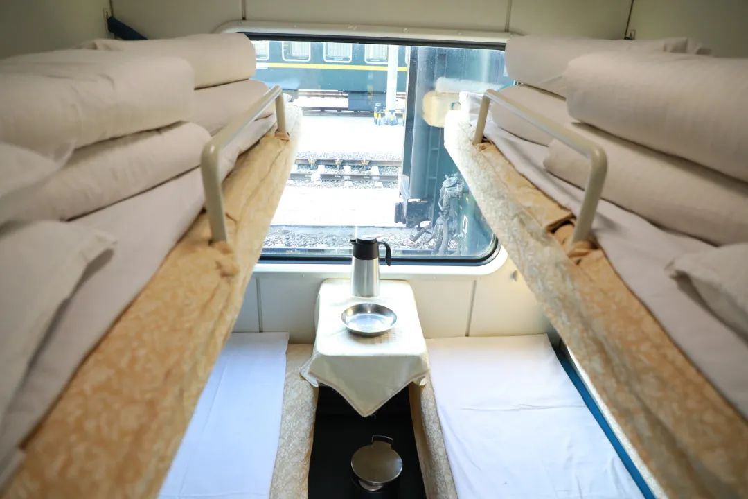 私密性更强软卧车厢四人一间硬卧车厢舒适整洁分为三种席位"龙藏号"