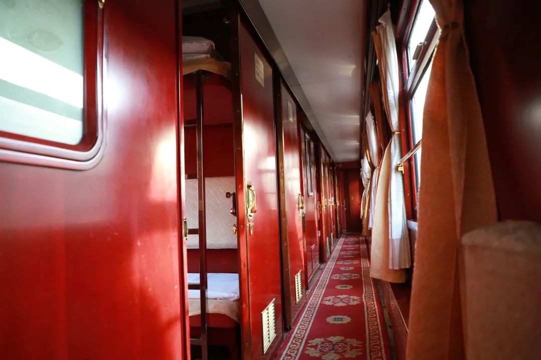 软卧车厢四人一间硬卧车厢舒适整洁分为三种席位"龙藏号"旅游专列车厢