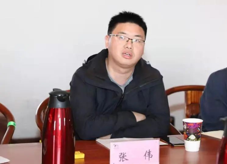 "有着63年党龄的老党员张绍衡对年轻党员殷殷嘱托.