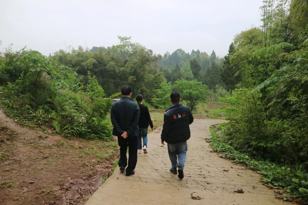 山路虽崎岖 难阻关怀情