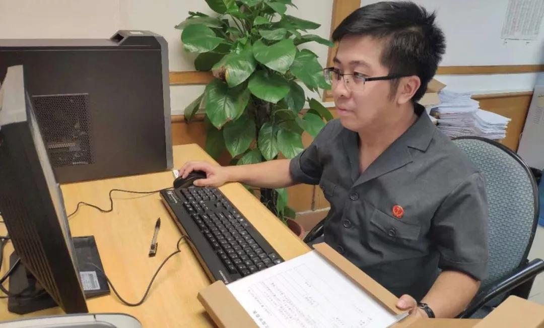 弘扬英模精神先锋党员执行利剑梁嘉俊