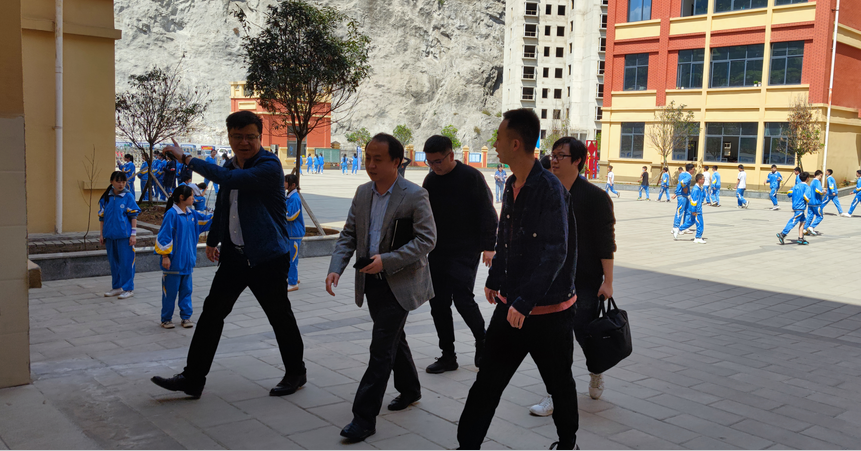 六盘水市教育局电教负责人到十七中学调研信息化建设情况