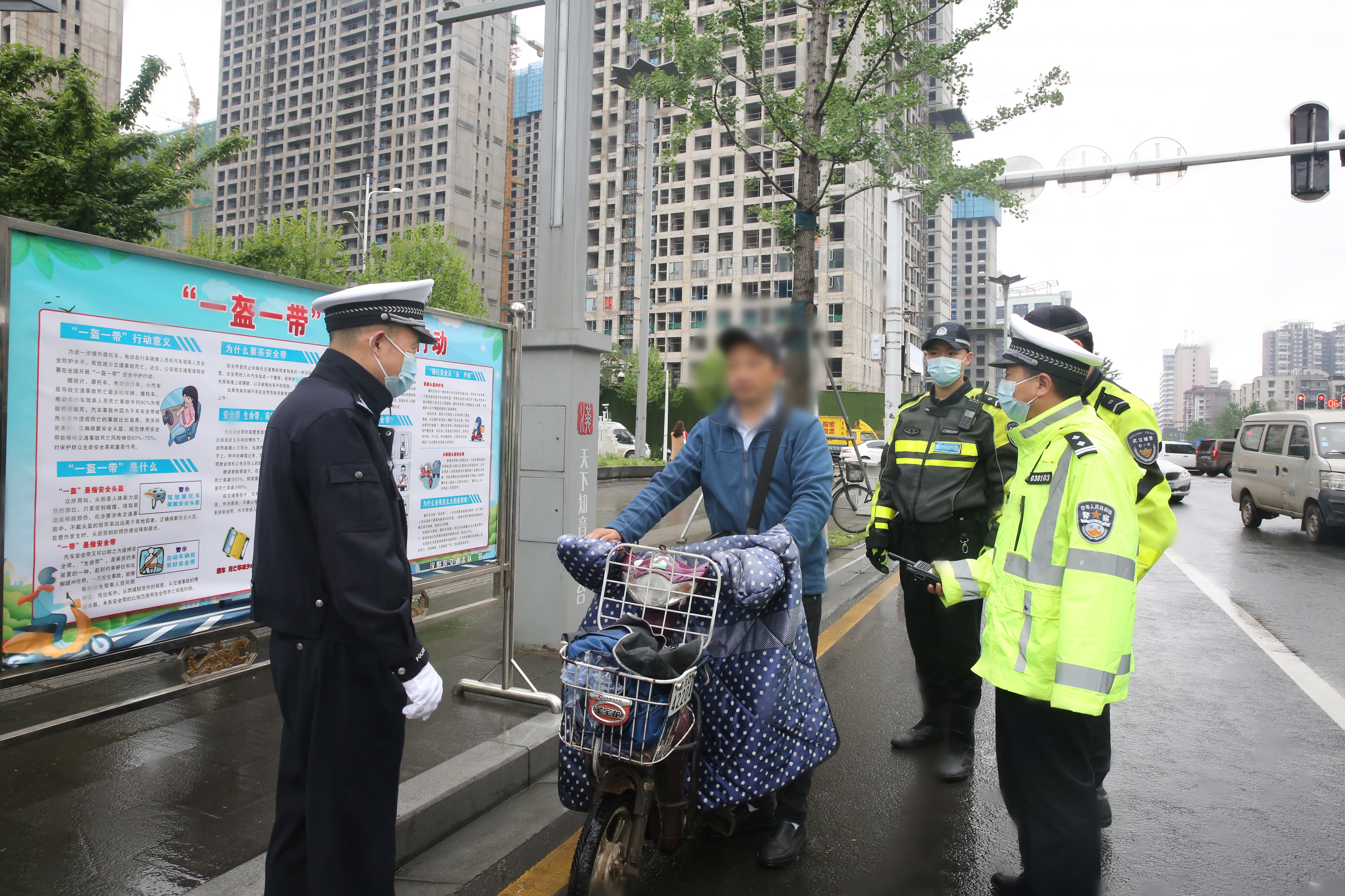 电动车骑行和机动车驾乘人员的安全防护意识,有效预防和减少道路交通